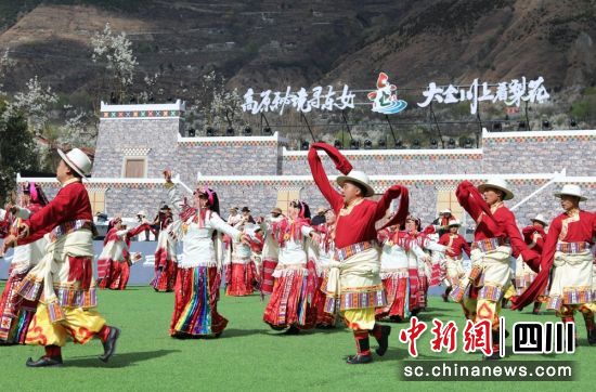 锅庄展演活动现场。金川县委宣传部供图 锅庄展演活动现场。金川县委宣传部供图