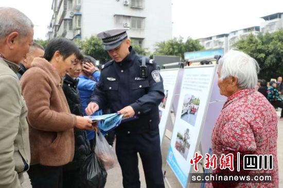 现场讲解交通安全知识。沿滩交警 供图 现场讲解交通安全知识。沿滩交警 供图