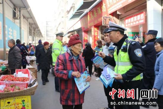 散发宣传资料。沿滩交警 供图 散发宣传资料。沿滩交警 供图