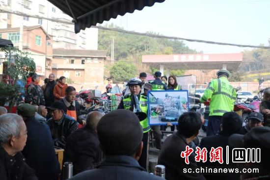 现场宣讲。沿滩交警 供图 现场宣讲。沿滩交警 供图