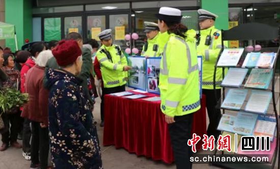 宣传活动现场。沿滩交警 供图 宣传活动现场。沿滩交警 供图
