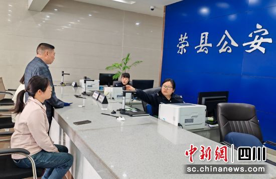 用心服务。荣县公安交警 供图 用心服务。荣县公安交警 供图
