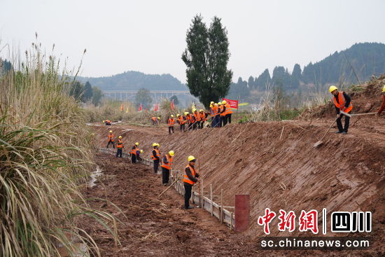嘉陵区里坝镇金龟寺村沟渠整治以工代赈项目建设现场。陈中鑫 摄 嘉陵区里坝镇金龟寺村沟渠整治以工代赈项目建设现场。陈中鑫 摄