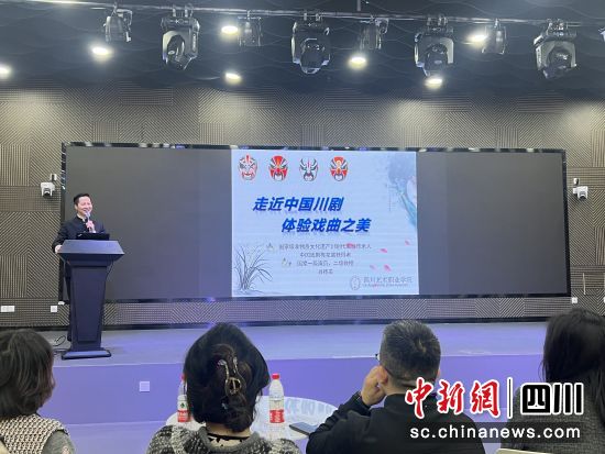 首场讲座现场。(唐倩 摄) 首场讲座现场。(唐倩 摄)