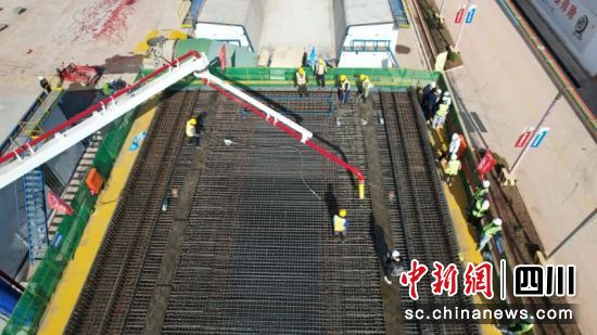 浇筑现场。姚阳 摄 浇筑现场。姚阳 摄
