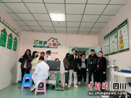 高三学生接受正在进行健康体检。王玲林 摄 高三学生接受正在进行健康体检。王玲林 摄