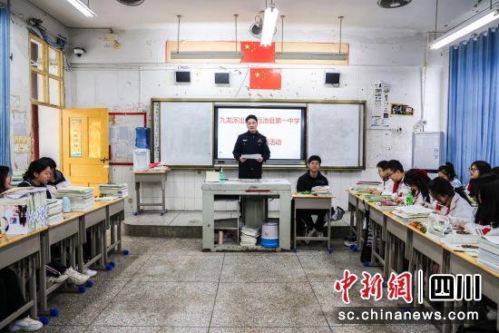 “法治班主任”工作现场。岳池县公安局供图 “法治班主任”工作现场。岳池县公安局供图