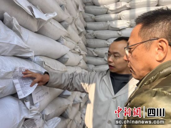 乐山中行工作人员在四川华义茶业有限公司库房实地考察。四川中行 供图 乐山中行工作人员在四川华义茶业有限公司库房实地考察。四川中行 供图