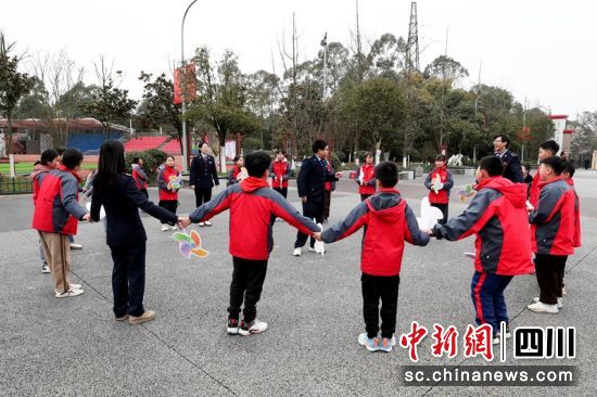 税务青年志愿者和广安希贤学校的同学们玩”税种萝卜蹲“游戏。四川税务供图 税务青年志愿者和广安希贤学校的同学们玩”税种萝卜蹲“游戏。四川税务供图