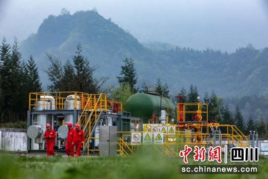 青山绿水之间的一场硬仗。刘梅 摄 青山绿水之间的一场硬仗。刘梅 摄