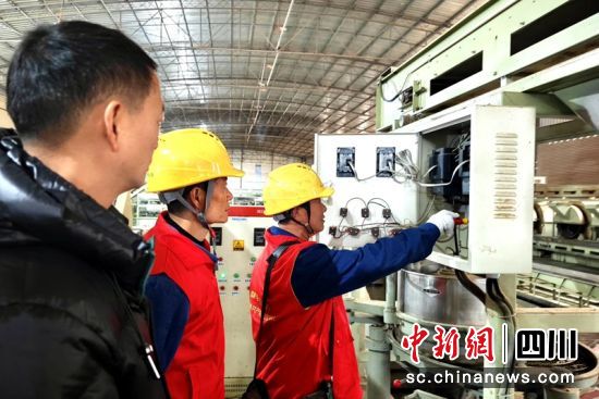 中山镇前锋村电力工人在茶厂检查用电设备和线路安全。郭琴 摄 中山镇前锋村电力工人在茶厂检查用电设备和线路安全。郭琴 摄
