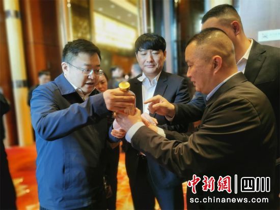 唐荣调研露酒原酒。资中县委宣传部供图 唐荣调研露酒原酒。资中县委宣传部供图