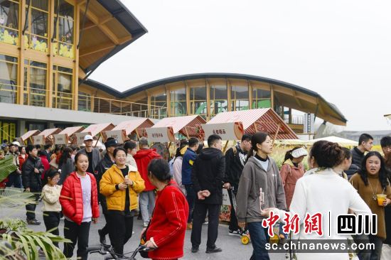 糖酒民俗非遗消费体验周活动现场。(天府农博岛 供图) 糖酒民俗非遗消费体验周活动现场。(天府农博岛 供图)