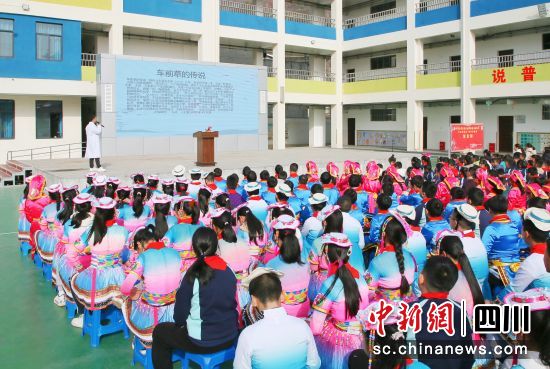 医务人员为师生讲解中医药理论知识。 平武县委宣传部供图 医务人员为师生讲解中医药理论知识。 平武县委宣传部供图