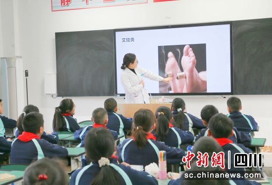 医务人员为师生讲解中医药理论知识。 平武县委宣传部供图 医务人员为师生讲解中医药理论知识。 平武县委宣传部供图