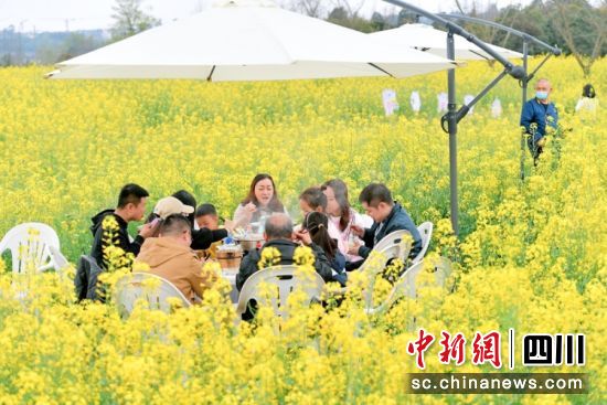 一家人在带有竹香味的花海中感受不一样的幸福味道。王杰 摄 一家人在带有竹香味的花海中感受不一样的幸福味道。王杰 摄
