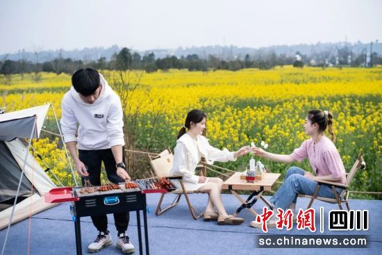 在花海里烤烧烤、喝酒,体验超快感的金色海浪。王杰 摄 在花海里烤烧烤、喝酒,体验超快感的金色海浪。王杰 摄