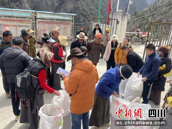 免费发放种子和化肥现场。壤塘县委宣传部供图 免费发放种子和化肥现场。壤塘县委宣传部供图