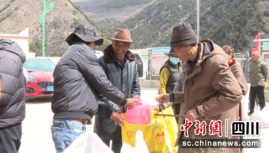 免费发放种子和化肥现场。壤塘县委宣传部供图 免费发放种子和化肥现场。壤塘县委宣传部供图