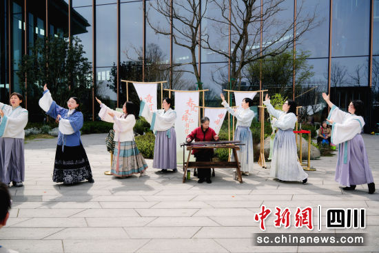 家庭诵读比赛活动现场。(成都图书馆 供图) 家庭诵读比赛活动现场。(成都图书馆 供图)