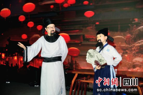 家庭诵读比赛活动现场。(成都图书馆 供图) 家庭诵读比赛活动现场。(成都图书馆 供图)