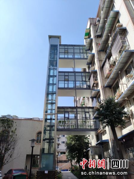 安装了全新电梯的居民楼。黄成薇 摄 安装了全新电梯的居民楼。黄成薇 摄