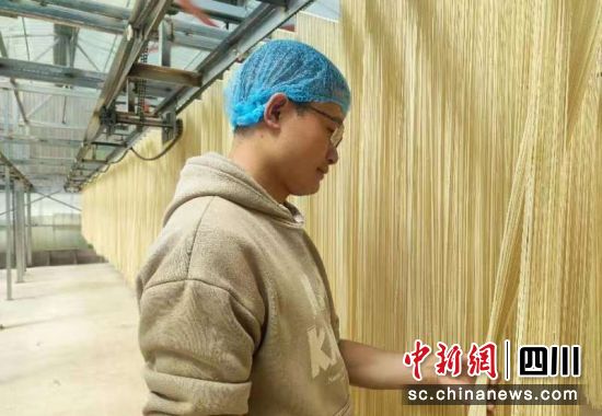 耿毅正在认真查看面条制作情况。罗美摄 耿毅正在认真查看面条制作情况。罗美摄