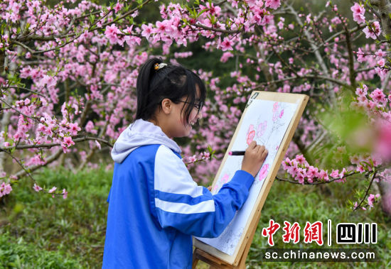 新园乡桃李产业园,小朋友在写生画春天。汪泽民 摄 新园乡桃李产业园,小朋友在写生画春天。汪泽民 摄