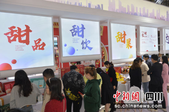 内江场馆内商品受客商欢迎。王斌 摄 内江场馆内商品受客商欢迎。王斌 摄