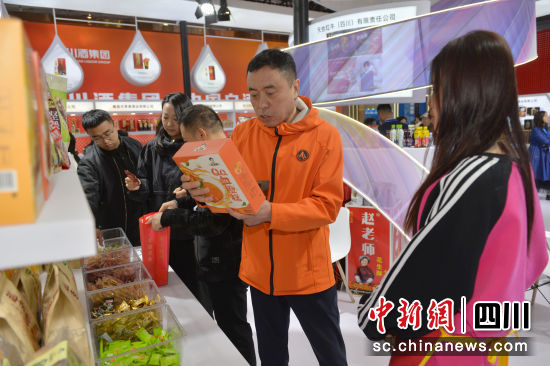内江场馆内人头攒动,十分热闹。王斌 摄 内江场馆内人头攒动,十分热闹。王斌 摄