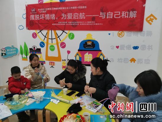 服务社区新生儿家庭场景。(众成社会工作服务中心 供图) 服务社区新生儿家庭场景。(众成社会工作服务中心 供图)