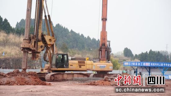 正在加紧建设。何莉 摄 正在加紧建设。何莉 摄