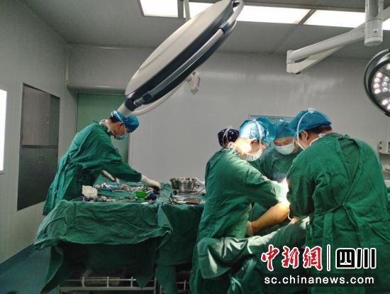 王直兵博士医疗团队为患者做手术。壤塘县委宣传部供图 王直兵博士医疗团队为患者做手术。壤塘县委宣传部供图