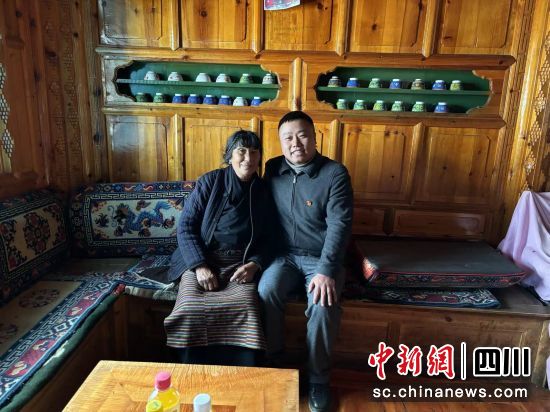 小小便民“联系卡”架起村民 “连心桥”。刘跃先 摄 小小便民“联系卡”架起村民 “连心桥”。刘跃先 摄