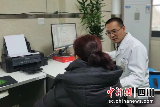 图为医生问诊现场。成都市五医院 供图 图为医生问诊现场。成都市五医院 供图