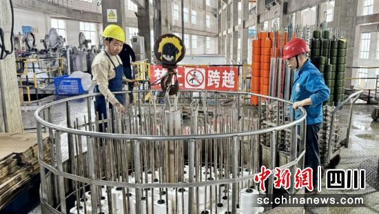 工作人员正在“装纱”。刘倩 摄 工作人员正在“装纱”。刘倩 摄