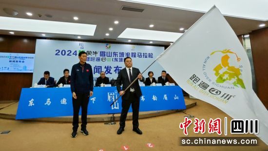 授旗仪式现场。记者 刘忠俊 摄 授旗仪式现场。记者 刘忠俊 摄
