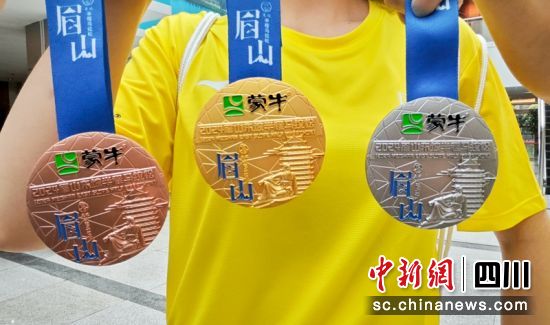 2024眉山东坡半程马拉松赛等奖牌。记者 刘忠俊 摄 2024眉山东坡半程马拉松赛等奖牌。记者 刘忠俊 摄