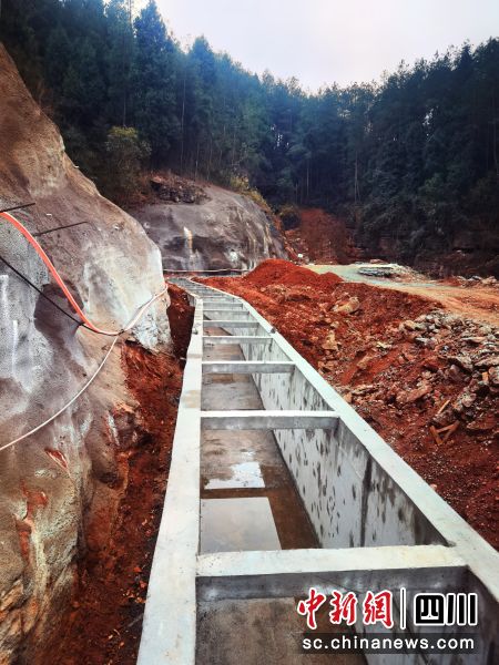 正在建设中的安江干渠。 北川县委宣传部供图 正在建设中的安江干渠。 北川县委宣传部供图