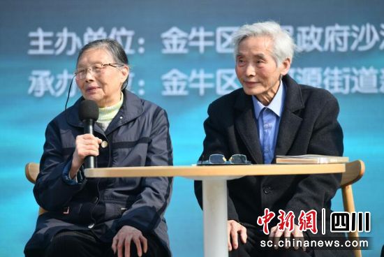 谭继和与夫人祁和晖畅谈水文化。记者 张浪 摄 谭继和与夫人祁和晖畅谈水文化。记者 张浪 摄