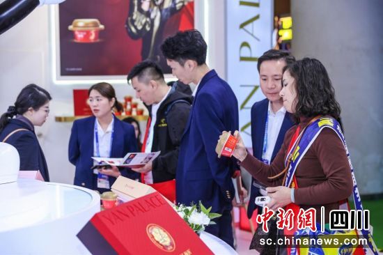 第110届全国糖酒商品交易会燕之屋展位。(厦门燕之屋燕窝产业股份有限公司 供图) 第110届全国糖酒商品交易会燕之屋展位。(厦门燕之屋燕窝产业股份有限公司 供图)