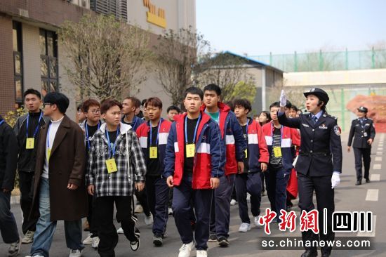 大学生走进未管所“沉浸式”体验法治教育。邵秀梅 摄 大学生走进未管所“沉浸式”体验法治教育。邵秀梅 摄