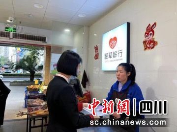 上门为小商户提供兑换零钱服务。中信银行成都分行供图 上门为小商户提供兑换零钱服务。中信银行成都分行供图