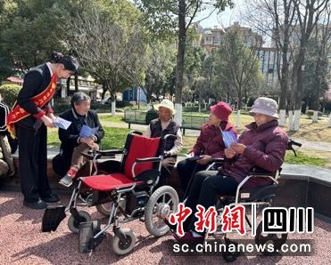 走进社区为老年人讲解金融政策。中信银行成都分行供图 走进社区为老年人讲解金融政策。中信银行成都分行供图