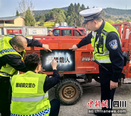 在货运三轮车上喷涂“严禁载人”的警示标语。 交警三大队供图 在货运三轮车上喷涂“严禁载人”的警示标语。 交警三大队供图