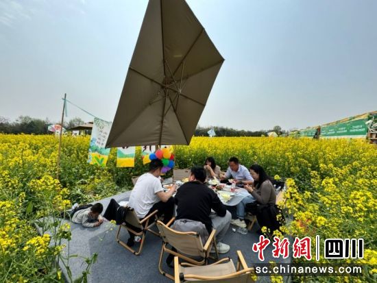 亲友组合团在花海中的幸福时刻。王杰 摄 亲友组合团在花海中的幸福时刻。王杰 摄