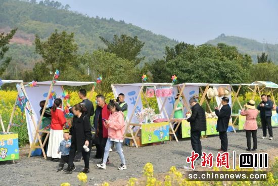 天府雅集的各种文创美饰、潮玩精品琳琅满目。王杰 摄 天府雅集的各种文创美饰、潮玩精品琳琅满目。王杰 摄