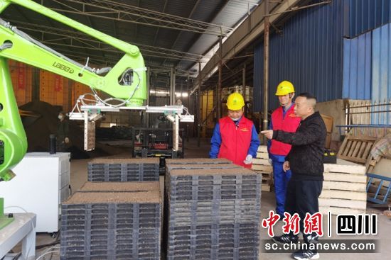 服务队员正在永丰村一心农机专业合作社检查育秧用电设备。邓文瑜 摄 服务队员正在永丰村一心农机专业合作社检查育秧用电设备。邓文瑜 摄