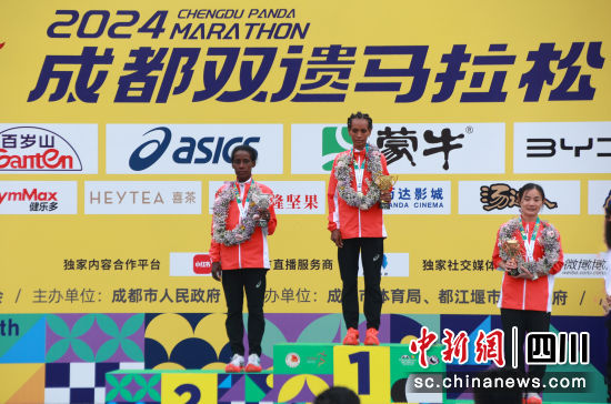 2024成都双遗马拉松鸣枪开赛。刘杰摄 2024成都双遗马拉松鸣枪开赛。刘杰摄