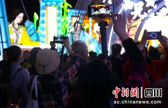 感受彩灯魅力。自贡市委宣传部 供图 感受彩灯魅力。自贡市委宣传部 供图